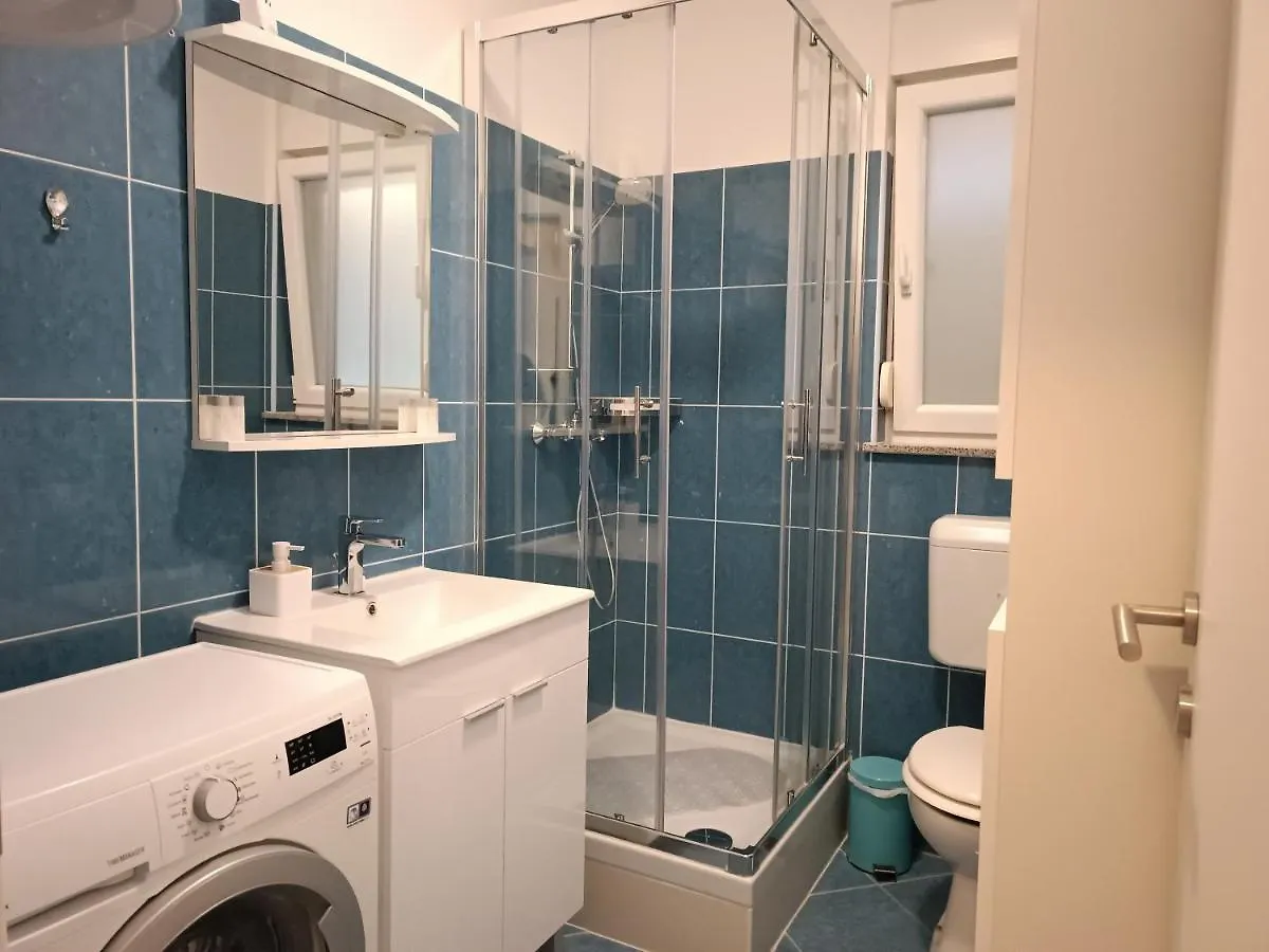 Apartment Luka Pula 0*,